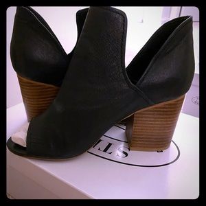 Steve Madden black peep toe booties size 7